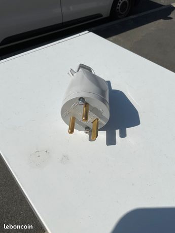 055632 Fiche électrique male Legrand 2P+T 20A 380V