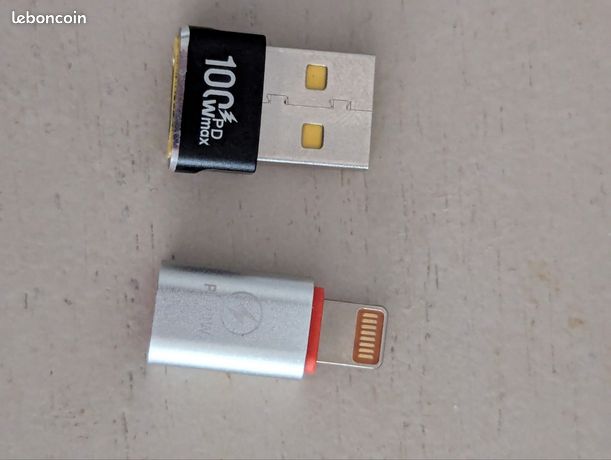 1 adaptateur USB C vers USB A et 1 adaptateur USB C vers lightning