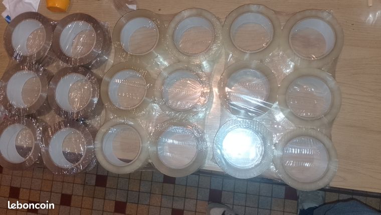 18 rouleaux de scotch de 100m