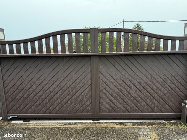 1 Portail alu coulissant brun 420 cmx200 haut et 3 Portails alu ouvrants beige 2 vantaux 93 cmx145cm haut./2 ventaux de 130 cmx145cm haut./ 2 ventaux de 155 cmx145cm haut