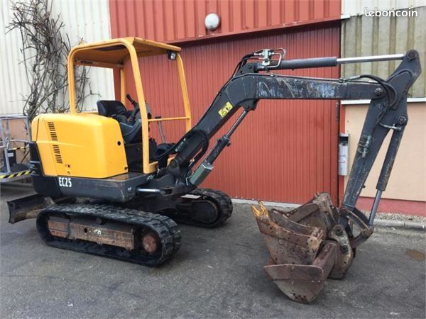 2.7 T Mini pelle VOLVO EC 25 avec 3 godets moteur nickelAnnée 2008 heures d'utilisation 4520 h