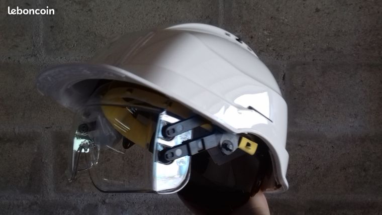 2 casques de protection pour l'industrie