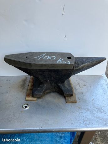 2 enclumes 100 et 40 kgs
