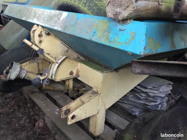 2 épandeurs à engrais SULKY et KUHN