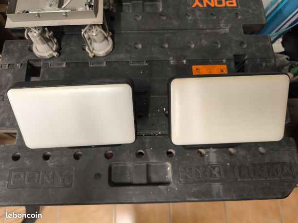 2 luminaires extérieurs Philips