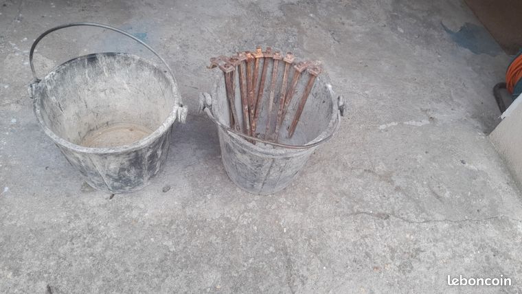 2 sceaux et 10 chevillettes