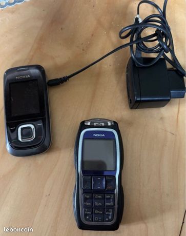 2 téléphones Nokia et un chargeur