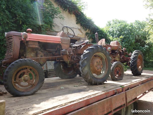 2 tracteurs Farmhall F135D