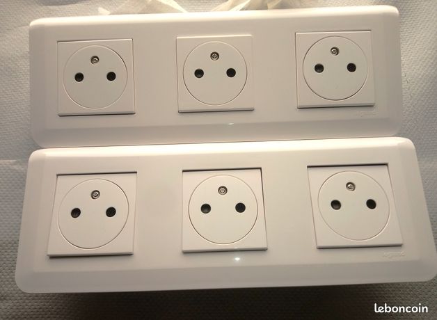 2- Triple prise de courant 2P+T Mosaic Surface précablés avec plaque finition blanc