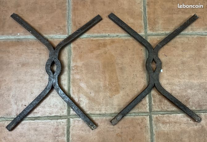 2 Croix de chainage en X en acier forgé anciennes. Clés de tirant