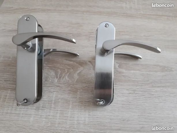 2 poignées de portes identiques