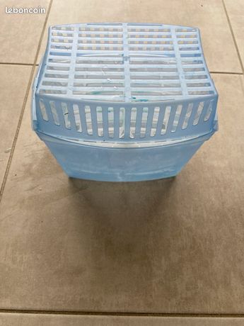 3 deshumidificateurs en plastique