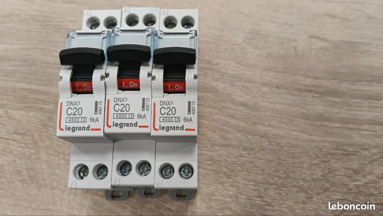 3 disjoncteur 20 a Legrand