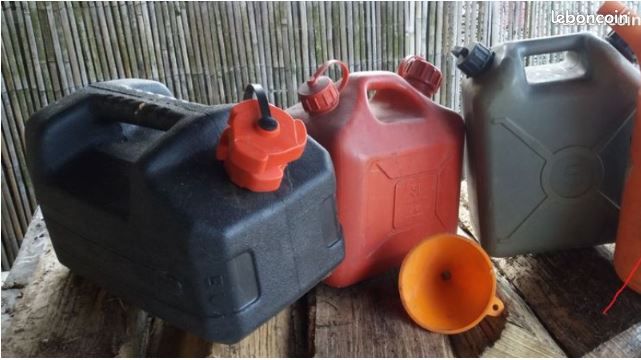 3 jerricans et entonnoir