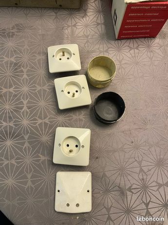 3 prises électriques Legrand avec cache