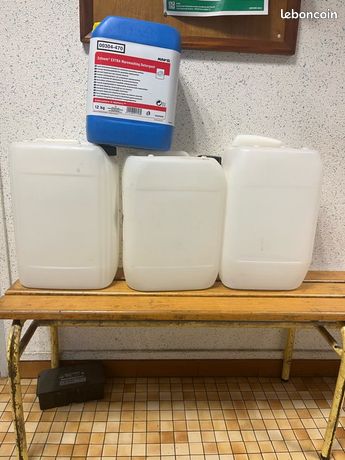 4 bidons 25l et 10l