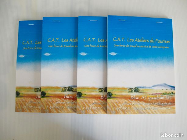 4 blocs de bureau fait par des handicapés