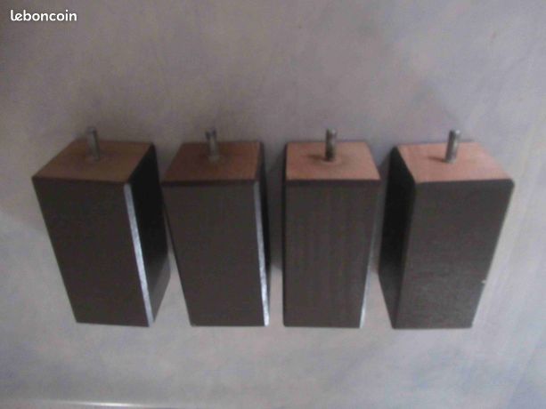 4 pieds de lit à visser. de lire toute l'annonce