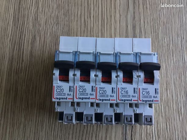 5 disjoncteurs différentiels Legrand