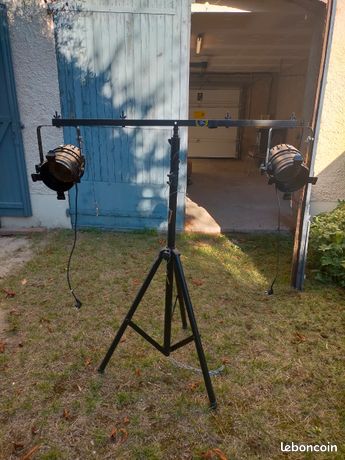 5 projecteurs PAR56 et 2 trépieds
