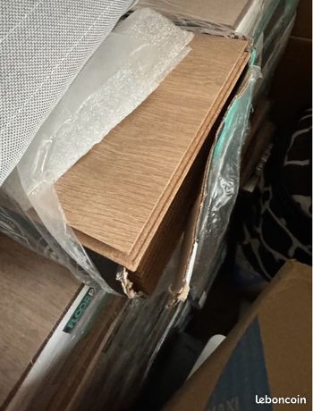 8166 M2 BEAU PARQUET FLOTTANT NEUF EMBALLÉ 1205 par 197 par 8 mm - AC4/32 avec sa SOUS COUCHE 3 mm 4 rouleaux 25 m À venir chercher