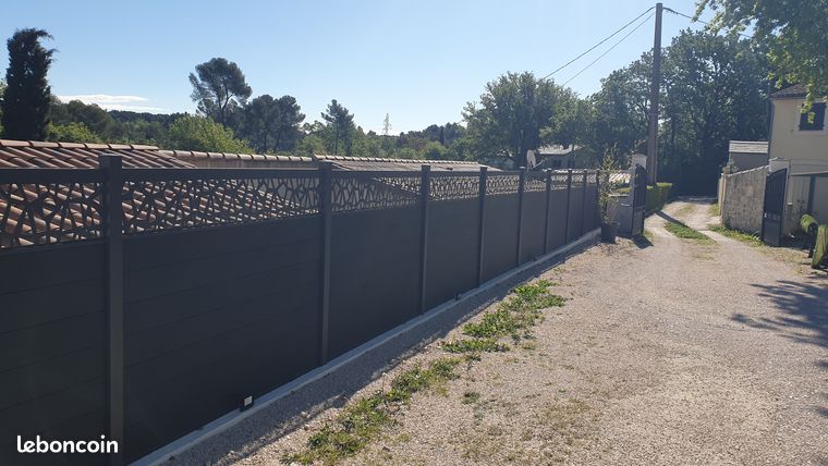 845 Clôture en lames composite à Bollène