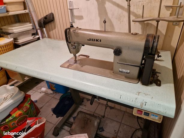 Machine à coudre montée sur table