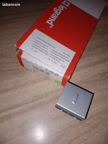 A l'unité Mécanismes poussoir inverseur à voyant Alu référence 079242