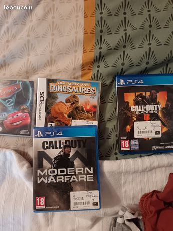 Jeux de DS et PlayStation et farvmil en ds non sur la photo