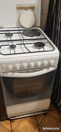 Micro ondes digital et gaziniere Indesit 4 feux 3 gaz et un électrique en tres bon etat