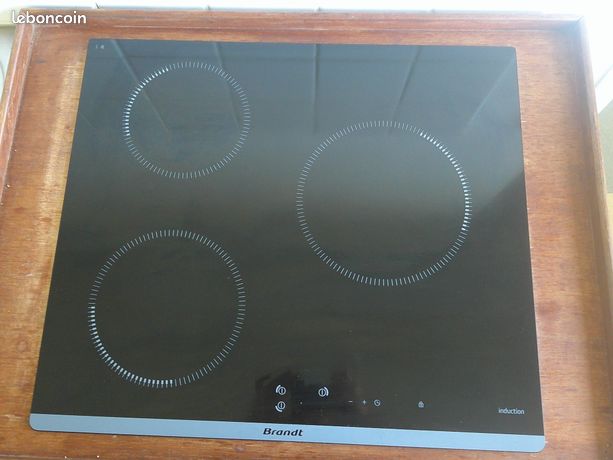 Plaque a induction encastrable 3 feux comme neuve aout 2025