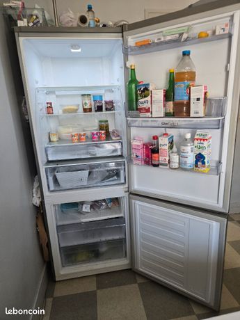 un grand frigo