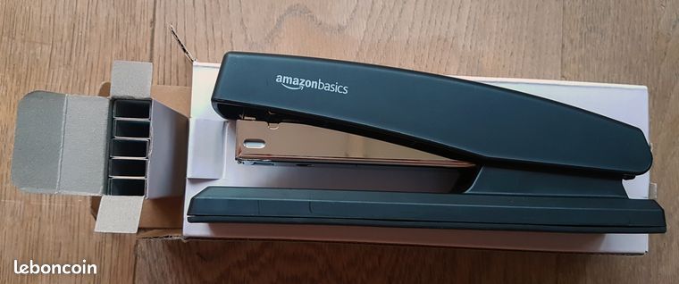 Agrafeuse noire Amazon Basics avec 1000 agrafes