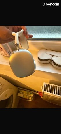 AirPods Pro Max stellaire avec sacoche