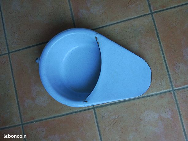 Ancien bassin d'aisance de lit émaillé couleur bleuté
