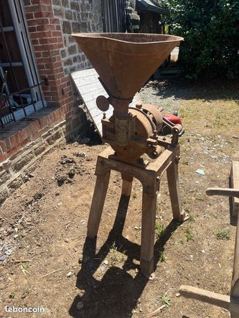 Ancien broyeur à grains en fonte – outil agricole vintage
