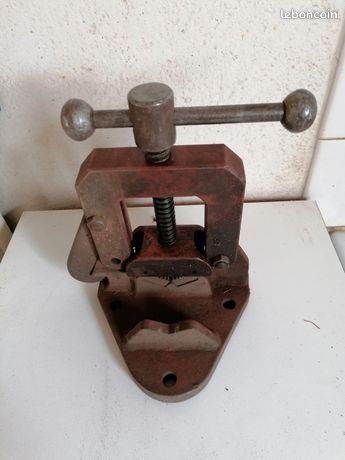 Ancien ÉTAU A TUBES