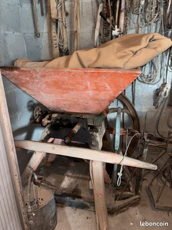 Ancienne ensacheuse / trémie à grains ou à farine