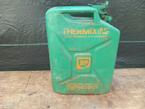 Ancienne jerrican en fer