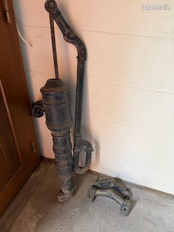 Ancienne pompe à eau en fonte