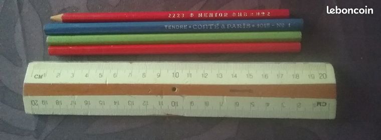 Ancienne règle et crayons à papier