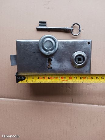 Ancienne serrure gauche en applique horizontal