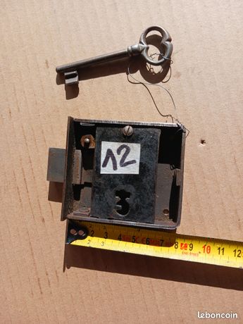 Ancienne serrure pour armoire