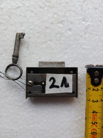 Ancienne serrure pour tiroir