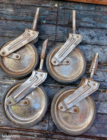 Anciennes roulettes de chariot