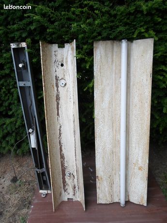 Anciens luminaires industriels support néon