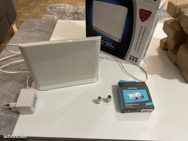 Antenne intérieure avec adaptateur. TV