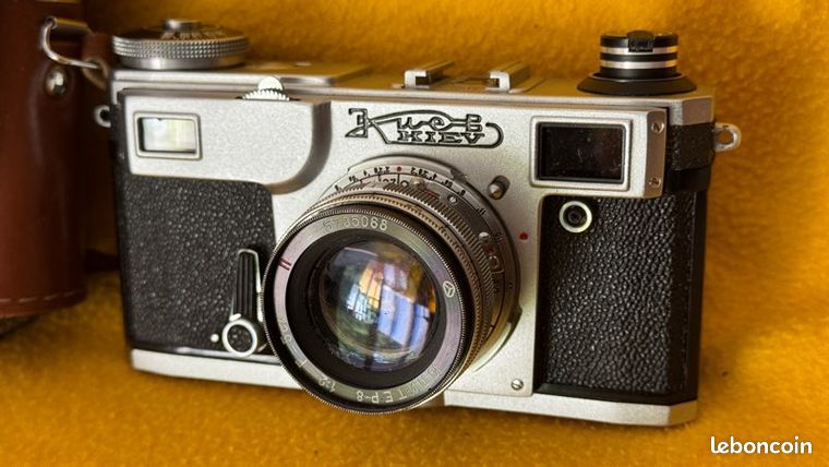 Appareil Photo russe Kiev 4 avec étui cuir
