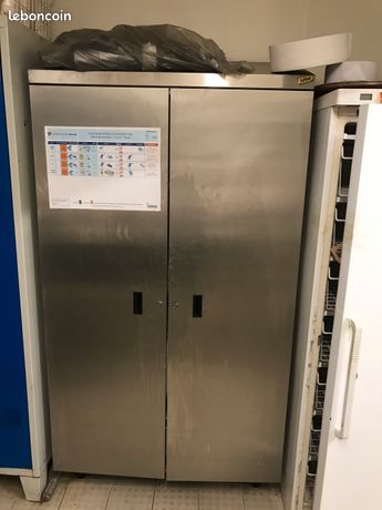 Armoire inox pour produits d'entretient