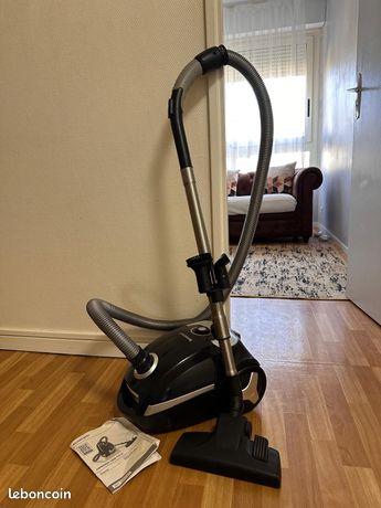 Aspirateur avec sac servi pas trop fonctionne parfaitement